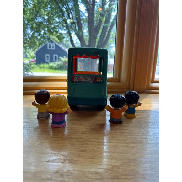 Fisher-Price Little People Serve It Up Food Truck With Figures Playset - Picture 8 of 9